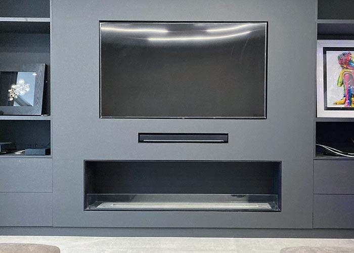 Foco One 1200 encastré en dessous d'une TV