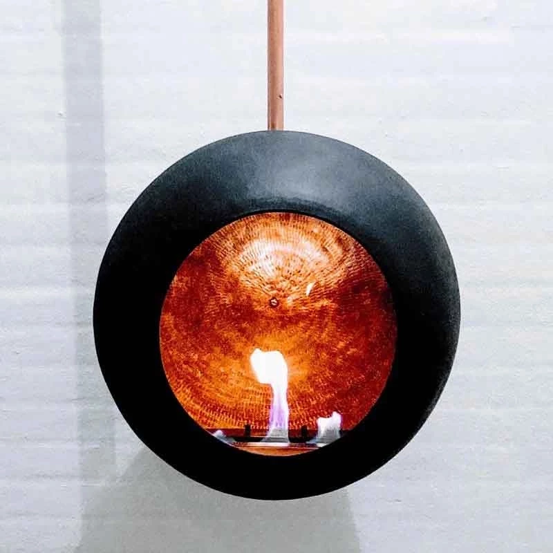 Hein & Haugaard - Feu suspendu au plafond Merkur à bioéthanol en noir mat - Cuivre pur à 100% - Design danois artisanal