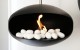 24 galets en céramique blanc, une élégante décoration de cheminée bio qui rend le feu encore plus invitant.