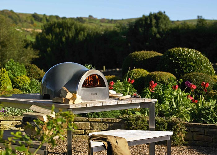 Four extérieur DeliVita dans un jardin